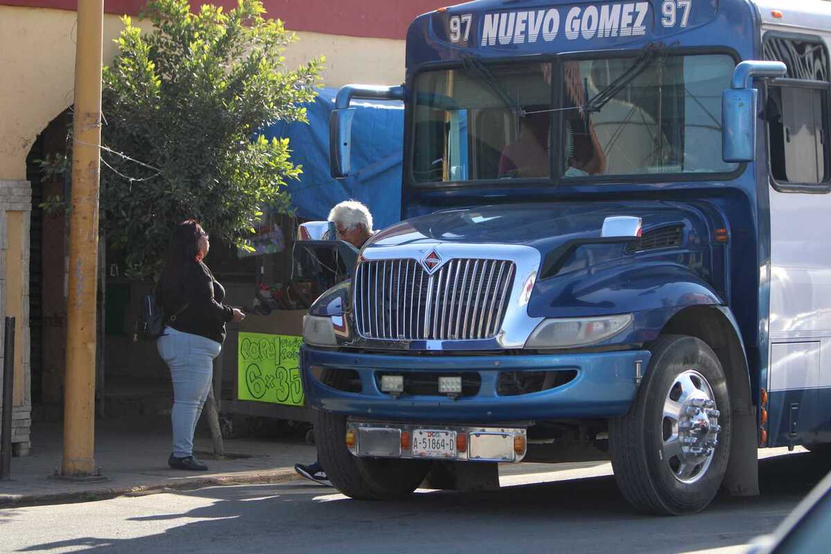 Ciudadanos expresaron su inconformidad tras el incremento de un peso al pasaje de autobuses, al considerar que las unidades siguen en mal estado.