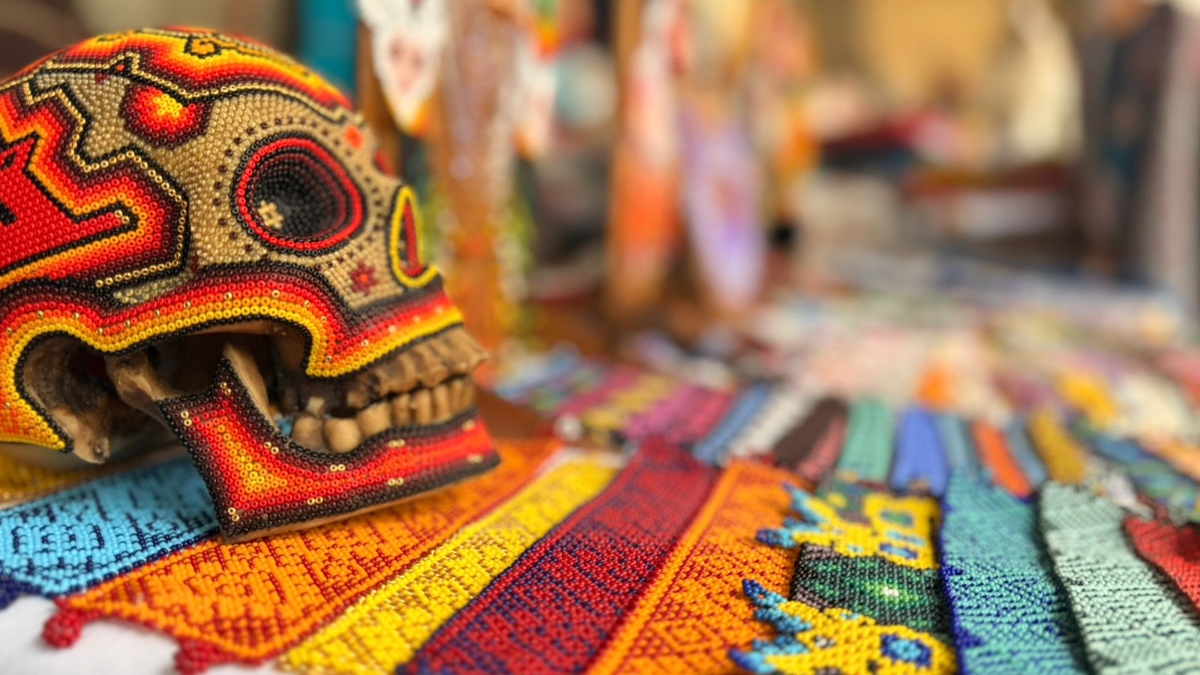 Diversos artículos son ofrecidos por artesanos de varias partes de la República Mexicana (Foto: Roberto Hurtado)