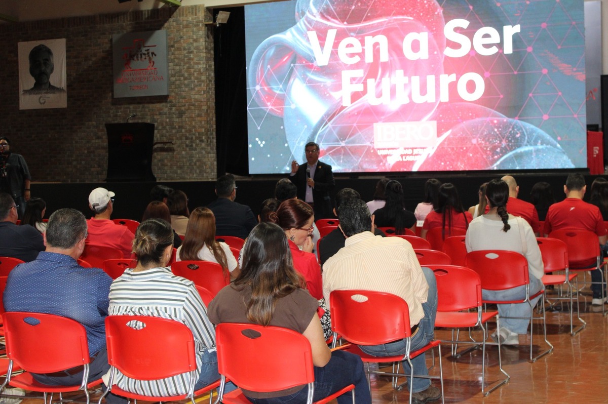 Ante estudiantes y padres de familia, el rector Juan Luis Hernández detalló los avances en cada proyecto de infraestructura. | Especial