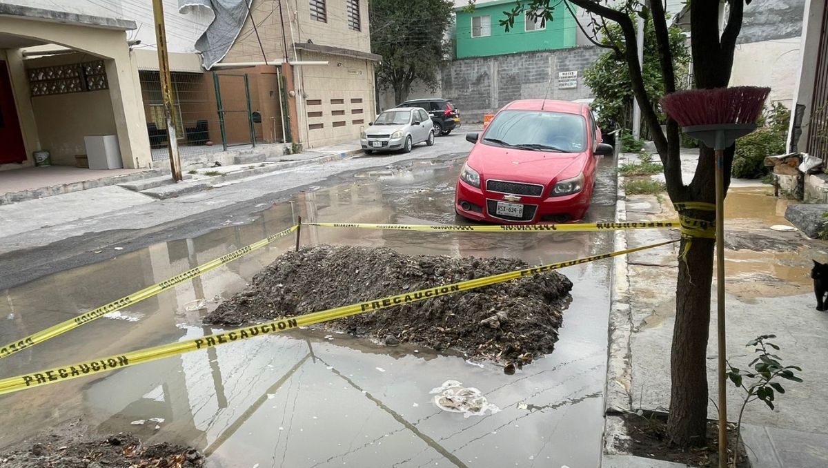 La fuga de agua continúa brotando en la zona | Gabriela Garza