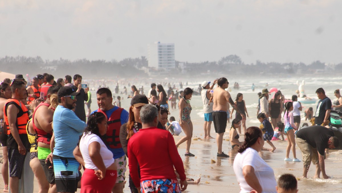 Inicia playa Miramar con más de 200 mil visitantes. (Yazmín Sánchez)