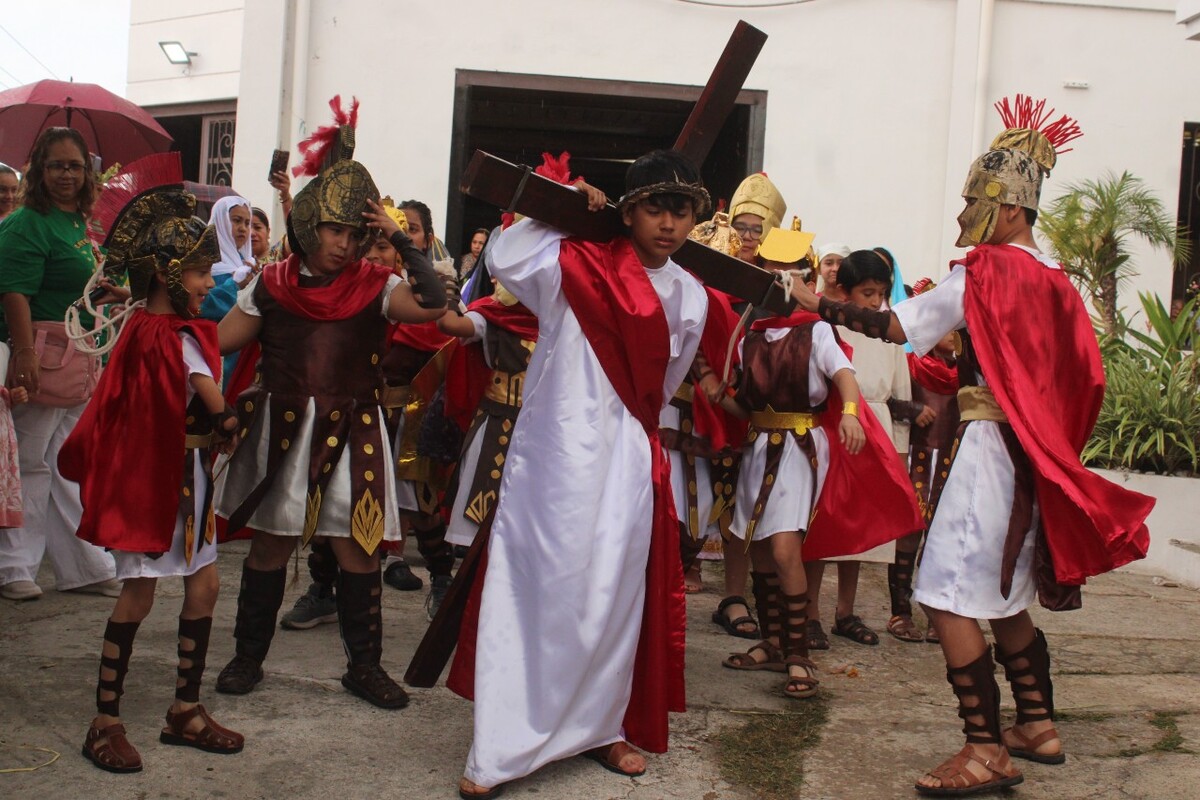 Niños protagonizan el sacrificio de Jesús en Tampico. Foto: Yazmín Sánchez