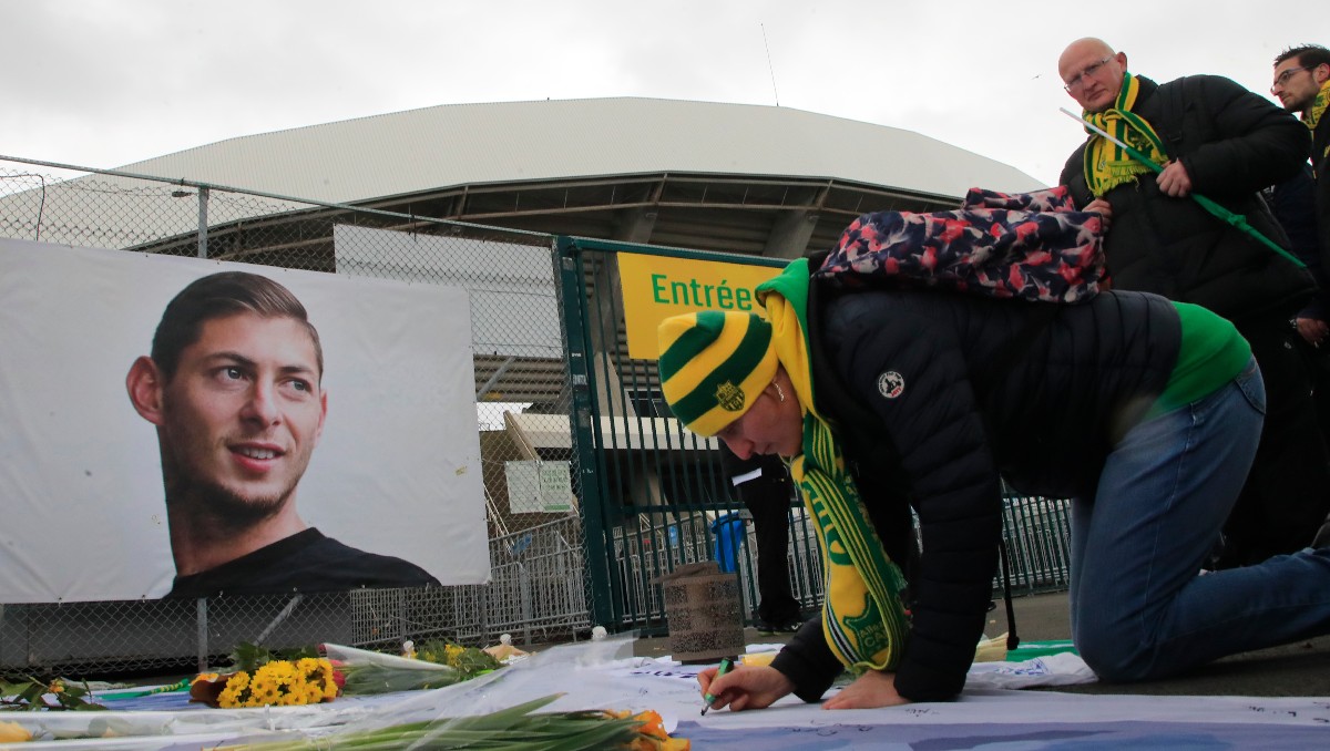 Seguidores del Nantes homenajean al argentino Emiliano Sala en 2020 (AP)