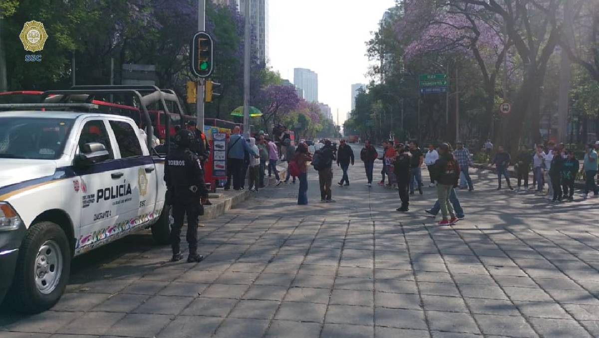 Trabajadores de plataformas de aplicación realizan cierres intermitentes en Reforma. Foto: (Especial)