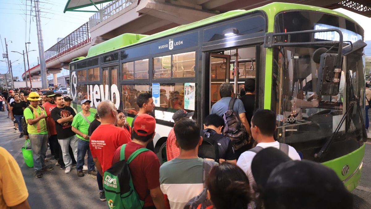 Usuarios de Nuevo León invierten hasta 2 horas con 47 minutos diarios en traslados, más del doble que quienes usan auto | Leonel Rocha