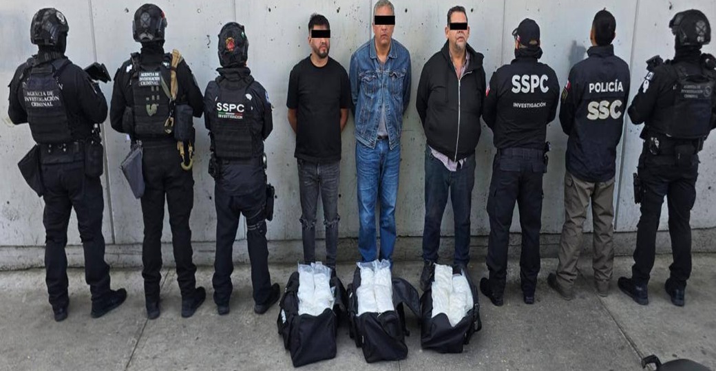 En el AICM, elementos de Semar y Aduanas aseguraron 300 frascos con cocaína.