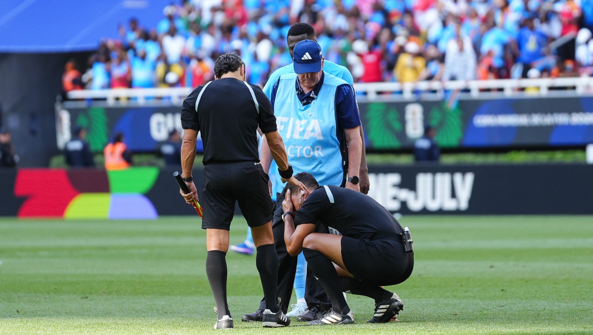 Árbitro del partido entre Congo y Jamaica es sustituido por esta razón (Imago7)