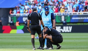 Facundo Tello, árbitro del partido entre RD Congo y Jamaica, tuvo que ser sustituido en el segundo tiempo extra del partido de repechaje por un calambre
