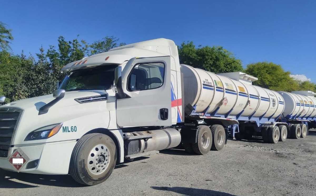 Aseguran  dos tractocamiones con huachicol en Jaumave. | Defensa