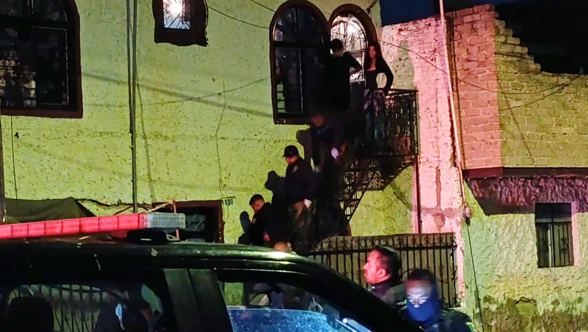 Autoridades acudieron a la casa donde un hombre llegó pidiendo ayuda en Guadalajara (Vicente Torres Alfaro)