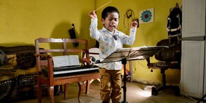 La batuta de Gaby es un palito de madera; su concertino es un muñeco de peluche. (Foto: Ariel Ojeda)