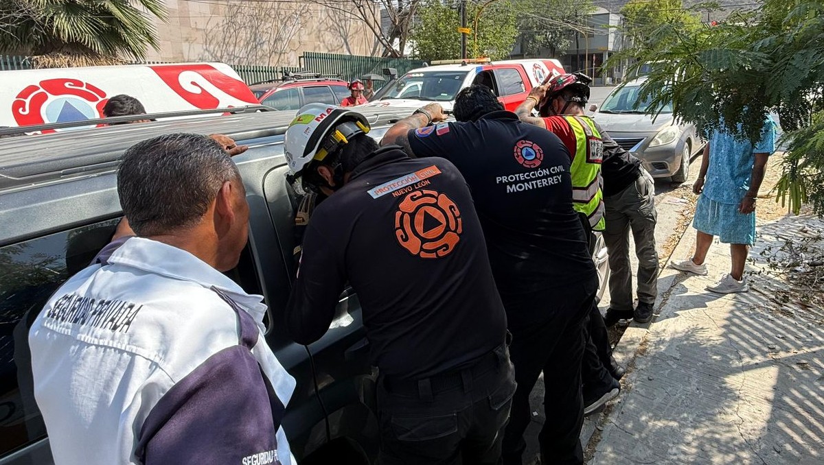 Bebé queda encerrado en camioneta en Monterrey. Foto: Especial