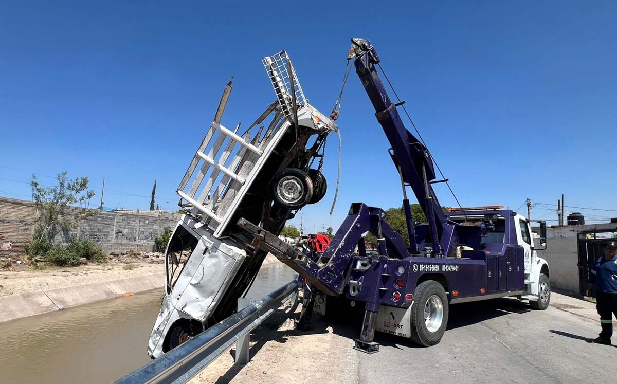 Camioneta cae a canal de riego en Lerdo. | Foto: Especial