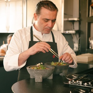 El chef revela su lado B con la propuesta que sirve en Conchita Rooptop