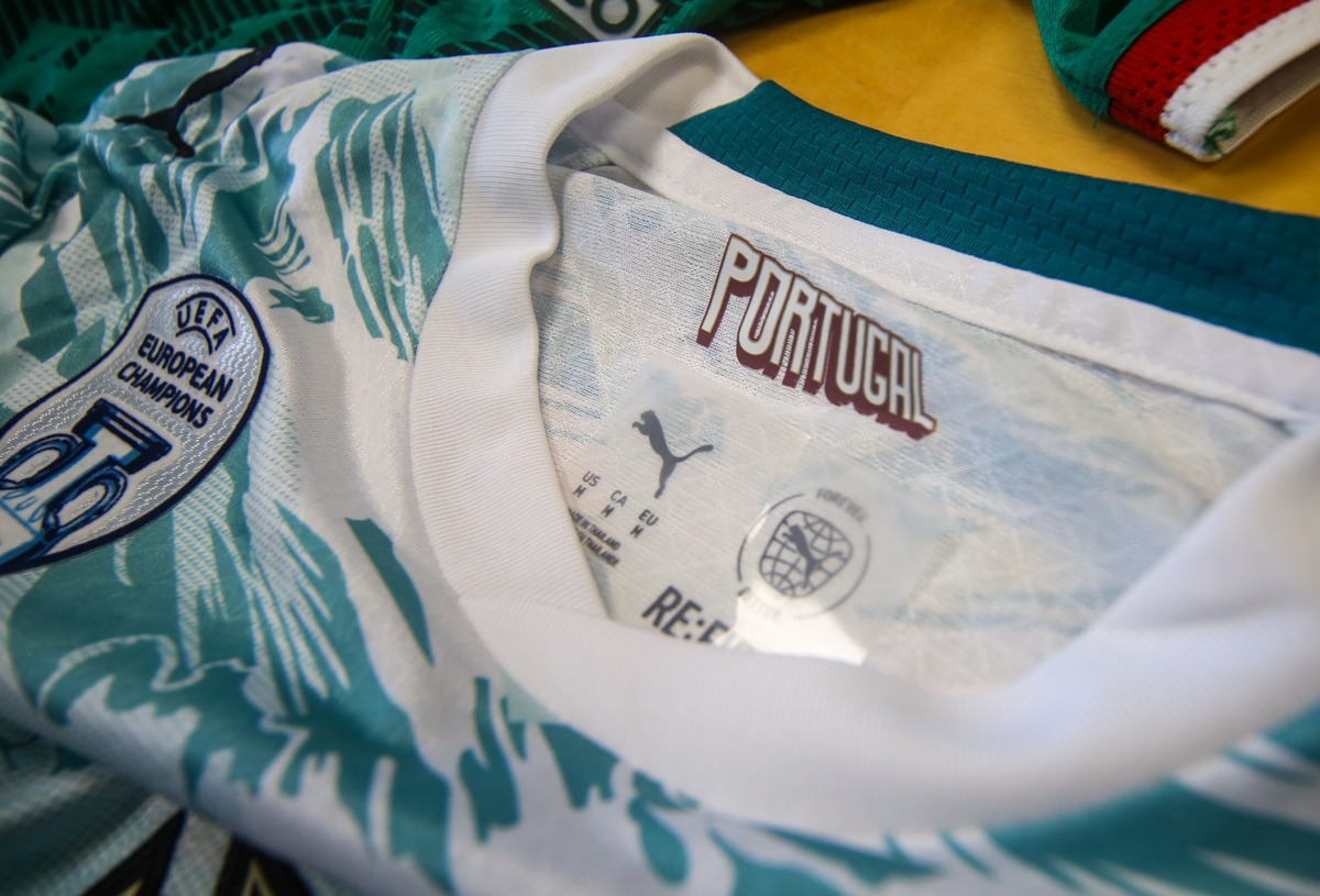 El clon satura las mangas con logotipos y emblemas oficiales de la FIFA. | Foto: Araceli López