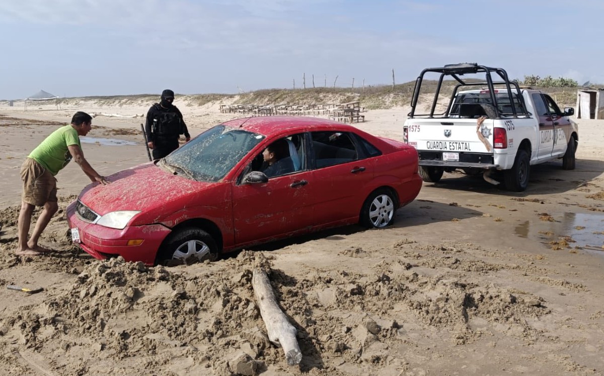 Conductor se queda varado  entre la arena en Playa Bagdad. | SSPT