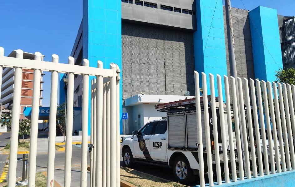 Elementos de Fuerza Civil y agentes ministeriales se movilizaron al cruce de Rodrigo Gómez y Almazán para iniciar las indagatorias. | Israel Santacruz