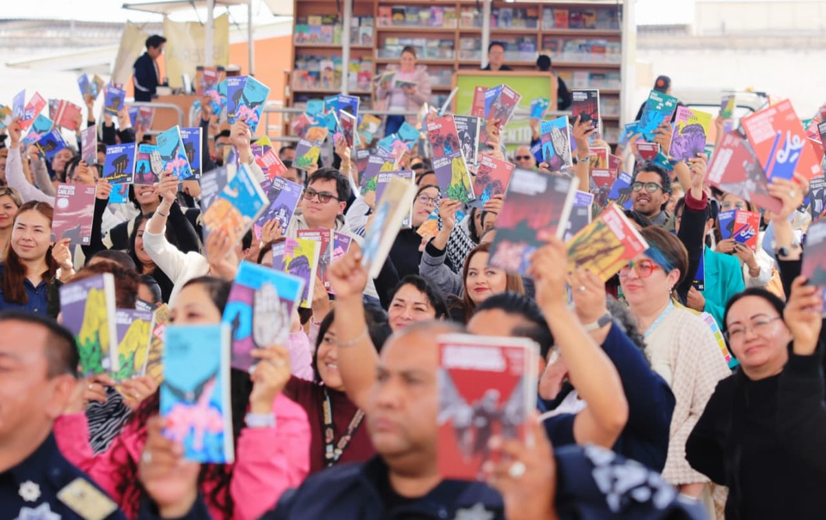 El gobierno de Ecatepec y el FCE seguirán recorriendo escuelas y distintos foros para llevar la colección “25 para el 25”.