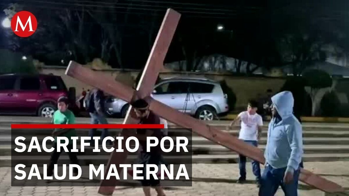 Hombre carga cruz de 100 kilos en Oaxaca por sanación de su madre