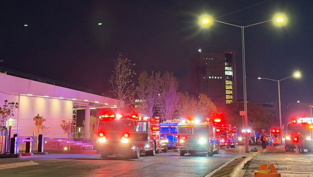 Un incendio se registró esta noche en un edificio en el municipio de San Pedro Garza García. Foto: Especial