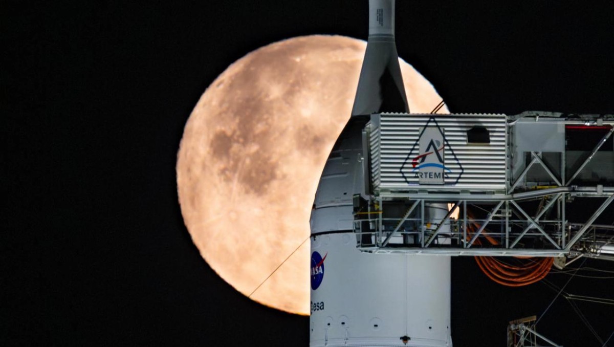 La nave 'Orion' traslada a tres astronautas de EU y uno de Canadá al satélite | Reuters