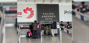 Algunos pasajeros en la Central Nueva de Tlaquepaque