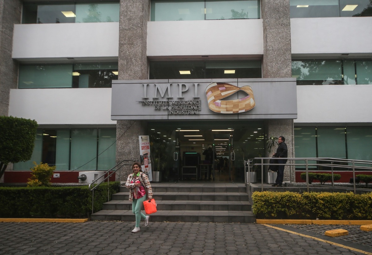 El personal del IMPI debe clasificar y realizar un informe pormenorizado para identificar si un producto contiene la marca. | Foto: Araceli López