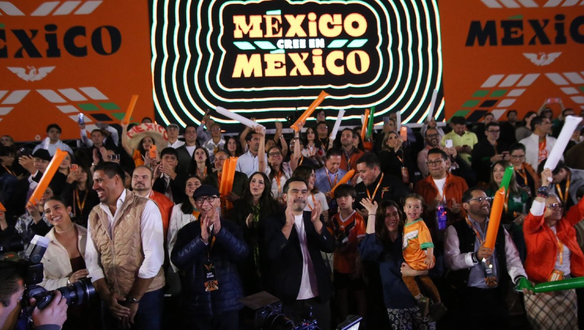 Rayón (chaleco café a la izquierda) estuvo presente en la presentación de la campaña de MC 'México cree en México'. | Ariana Pérez