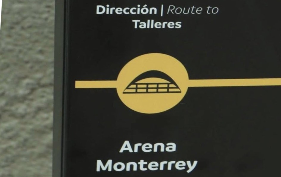 En redes sociales se difundió que la señalización mostraba la estación Parque Fundidora con el nombre de Arena Monterrey. | Especial