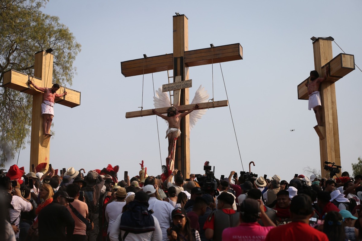 Representación de la crucifixión de Cristo en el Cerro de la Estrella. | Foto: Araceli López (2024)