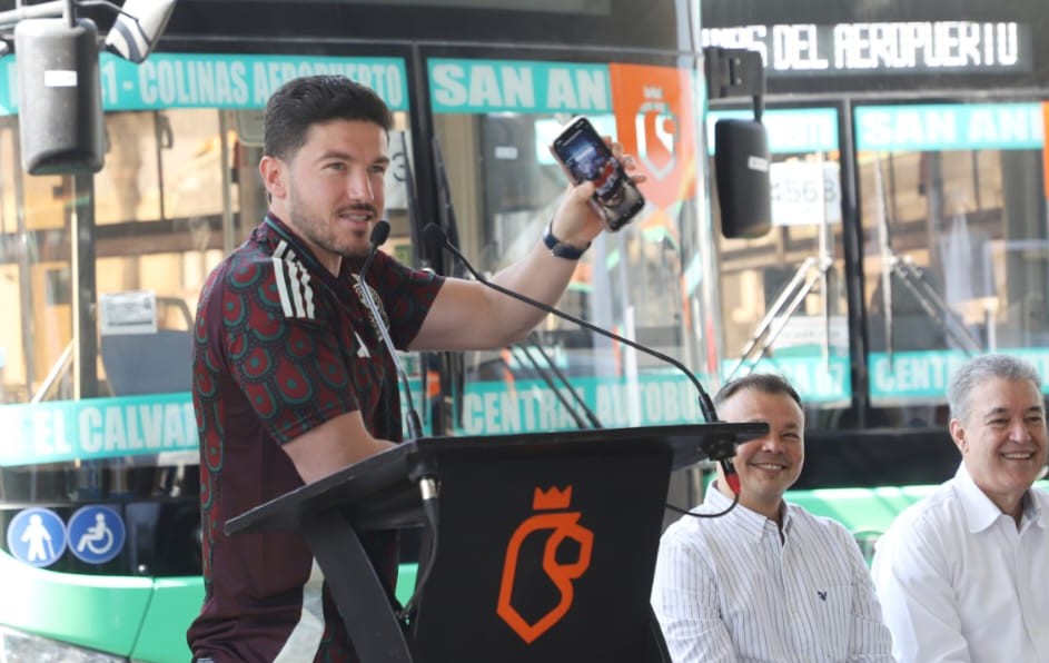 Samuel García destacó el equipamiento de las unidades con internet, accesibilidad, aire acondicionado y cámaras conectadas al C5. | Luis Guerra