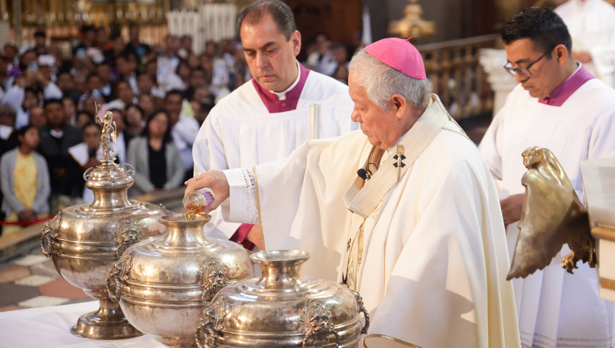 Sánchez Espinosa bendijo los Santos Óleos y consagró el Santo Crisma en la Catedral de Puebla | Agencia Es Imagen
