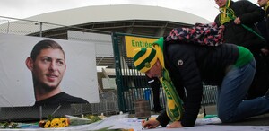 Seguidores del Nantes homenajean afuera del estadio, al argentino Emiliano Sala en 2020.