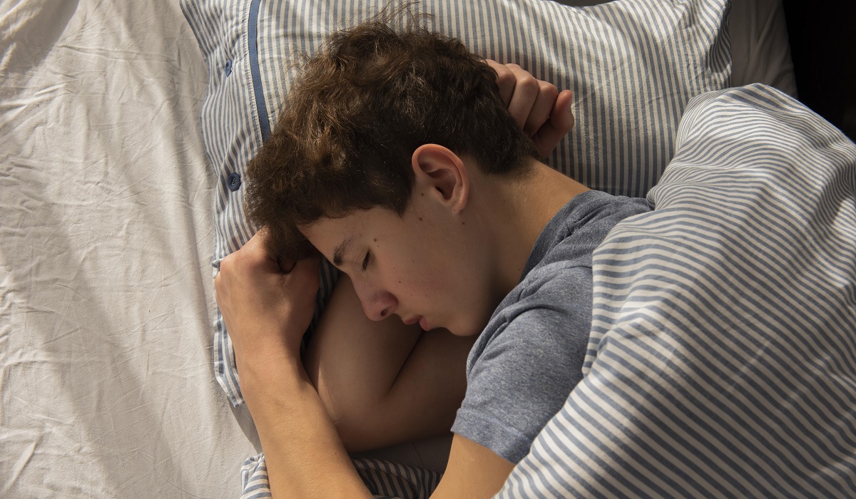 Es de suma importancia la supervisión parental para ayuda a los adolescentes con el sueño. (freepik.es)