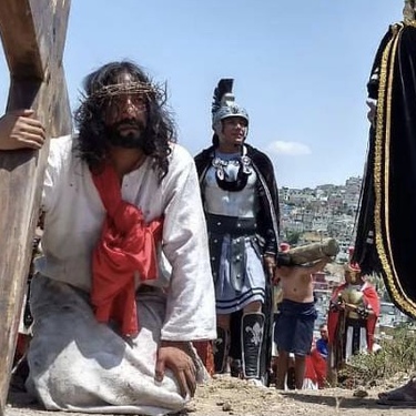 Tradicional viacrucis de Cubitos en Pachuca.