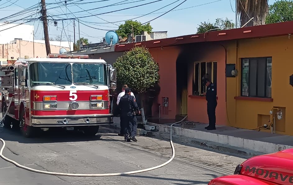 Vecinos señalaron que los bolardos instalados en la banqueta dificultaron el paso del camión de bomberos durante la emergencia. | Lolita Lastra