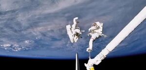 De la selección estricta al 'efecto overview' y el regreso a la Tierra: los nuevos horizontes que plantean los viajes espaciales para la mente.