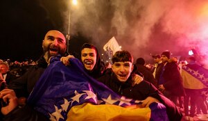 Miles de aficionados de Bosnia celebraron hasta altas horas de la noche la clasficiación de su selección al Mundial 2026.