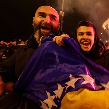 Miles de aficionados de Bosnia celebraron hasta altas horas de la noche la clasficiación de su selección al Mundial 2026.