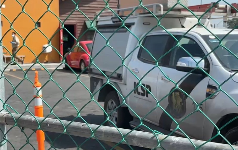 Delincuentes irrumpieron en un negocio de carnes asadas en la colonia Hacienda Los Morales, San Nicolás, para sustraer una caja fuerte con 100 mil pesos.