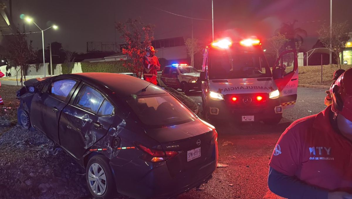 El automóvil Nissan Versa presuntamente se subió a un muro jardinera, provocando el accidente. Fernanda Pérez