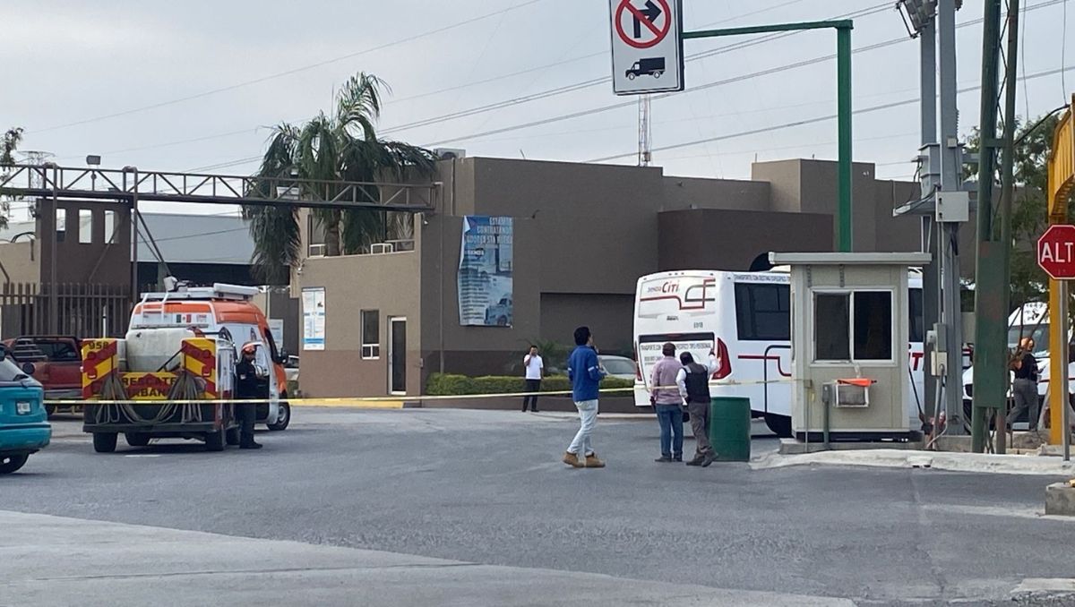 La caída del poste de la CFE obligó a cerrar la circulación en el sector | Erik Solheim Rocha