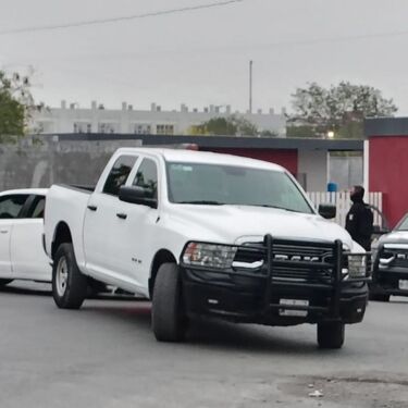 Un descuido durante un traslado desató la persecución y balacera, luego de que el detenido robara una patrulla y escapara.