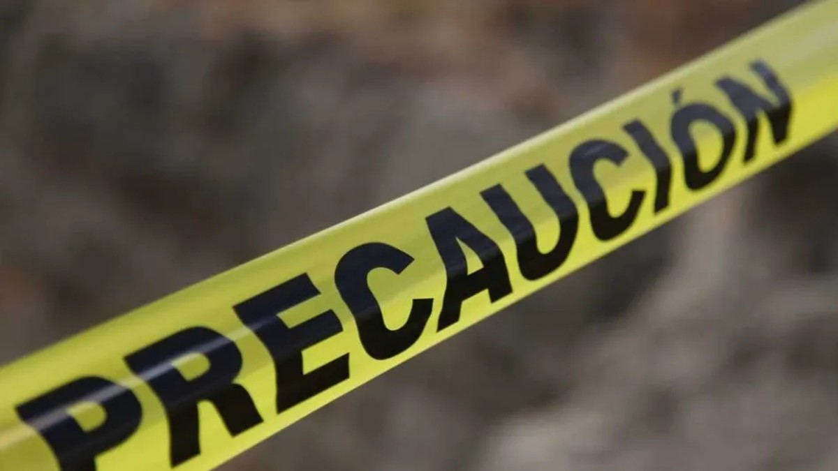 El cuerpo quedó recostado sobre la banqueta, debajo de una de las mesas del puesto.