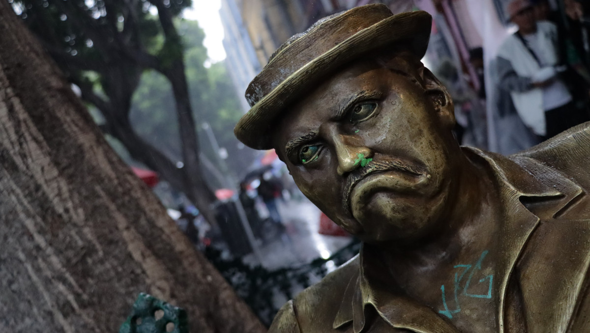 Las esculturas ubicadas en la calle peatonal 5 de Mayo son blanco constante de vandalismo en Puebla | Agencia Es Imagen