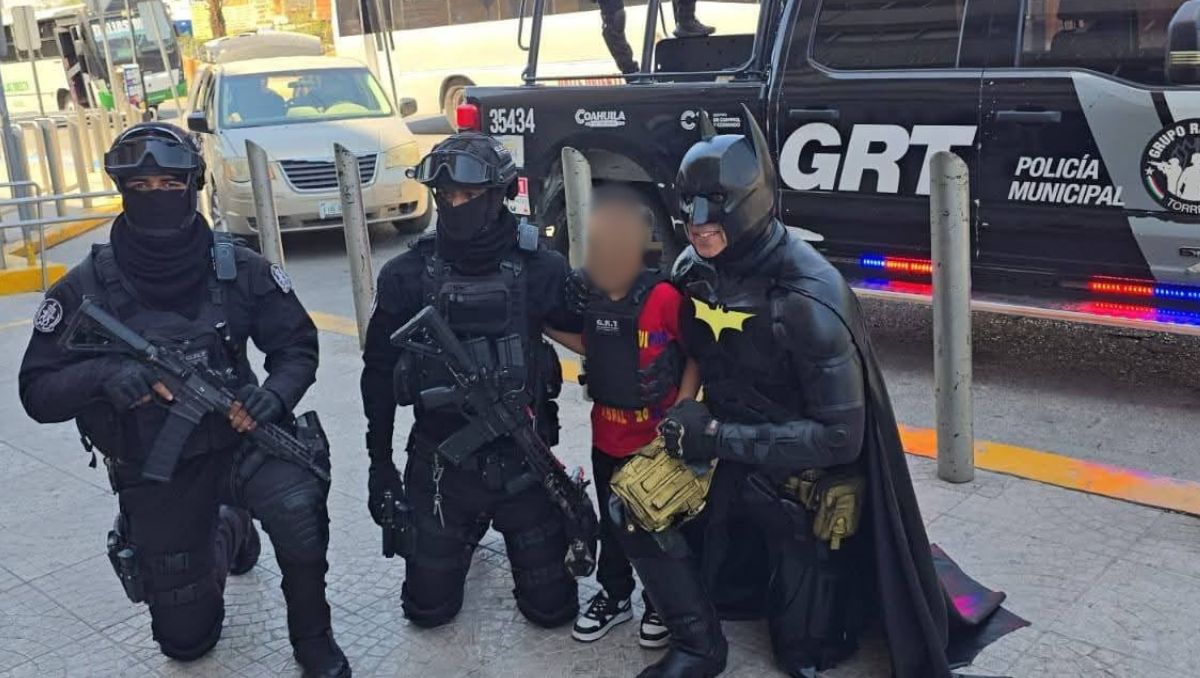 lo esperaba una sorpresa que transformó el día en una escena de alegría: Batman y elementos del Grupo de Reacción Torreón (GRT). | Especial