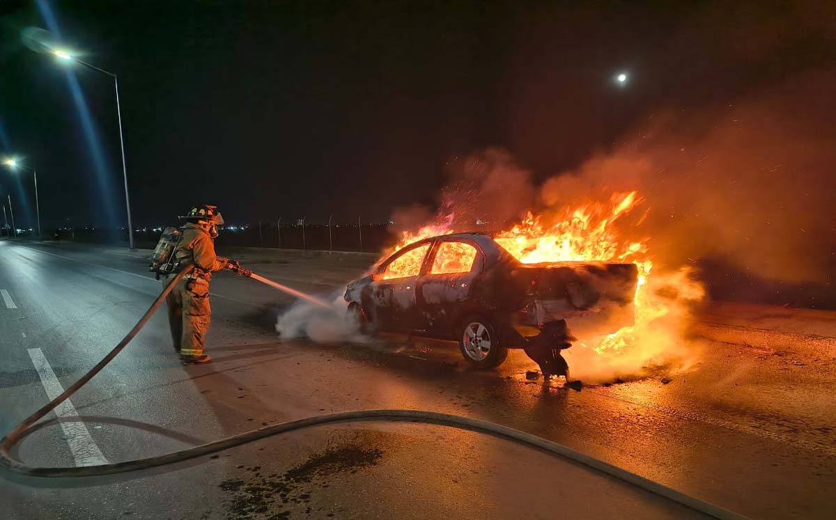 Incendio consume auto en carretera Torreón-San Pedro. | Foto: Especial