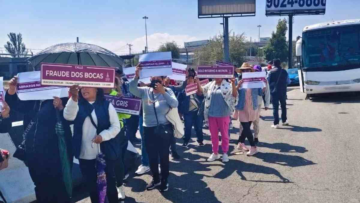 Inconformes portaban carteles similares a la nomenclatura colocada por el Ayuntamiento de Tultitlán. Foto: Carlos Zaid