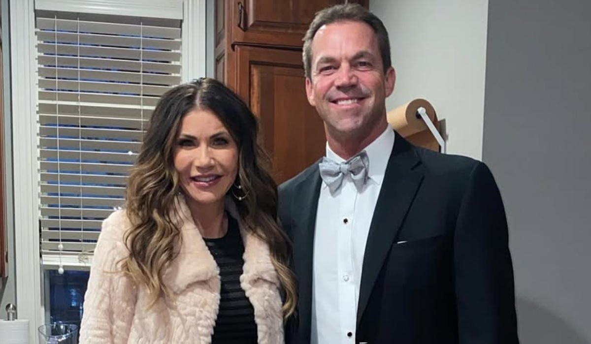 Kristi y Bryon Noem están casados desde 1992, según informes de la prensa estadunidense | Especial