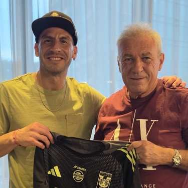 Nahuel Guzmán, portero de Tigres, visitó a Nery Pumpido en su hotel de concentración para regalarle una playera